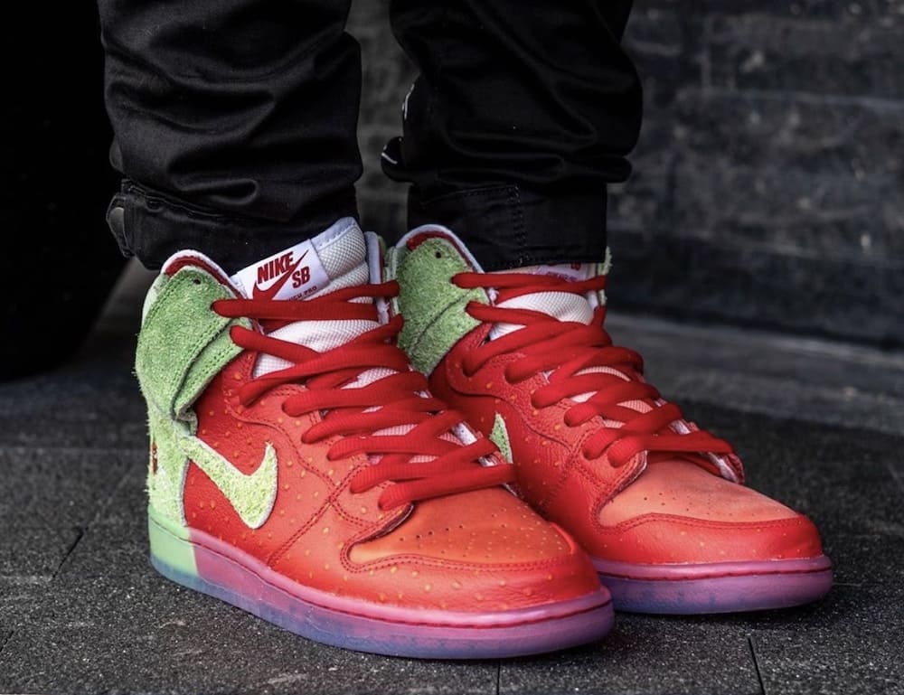 Nike-SB-Dunk-High-Strawberry-Cough-CW7093-600