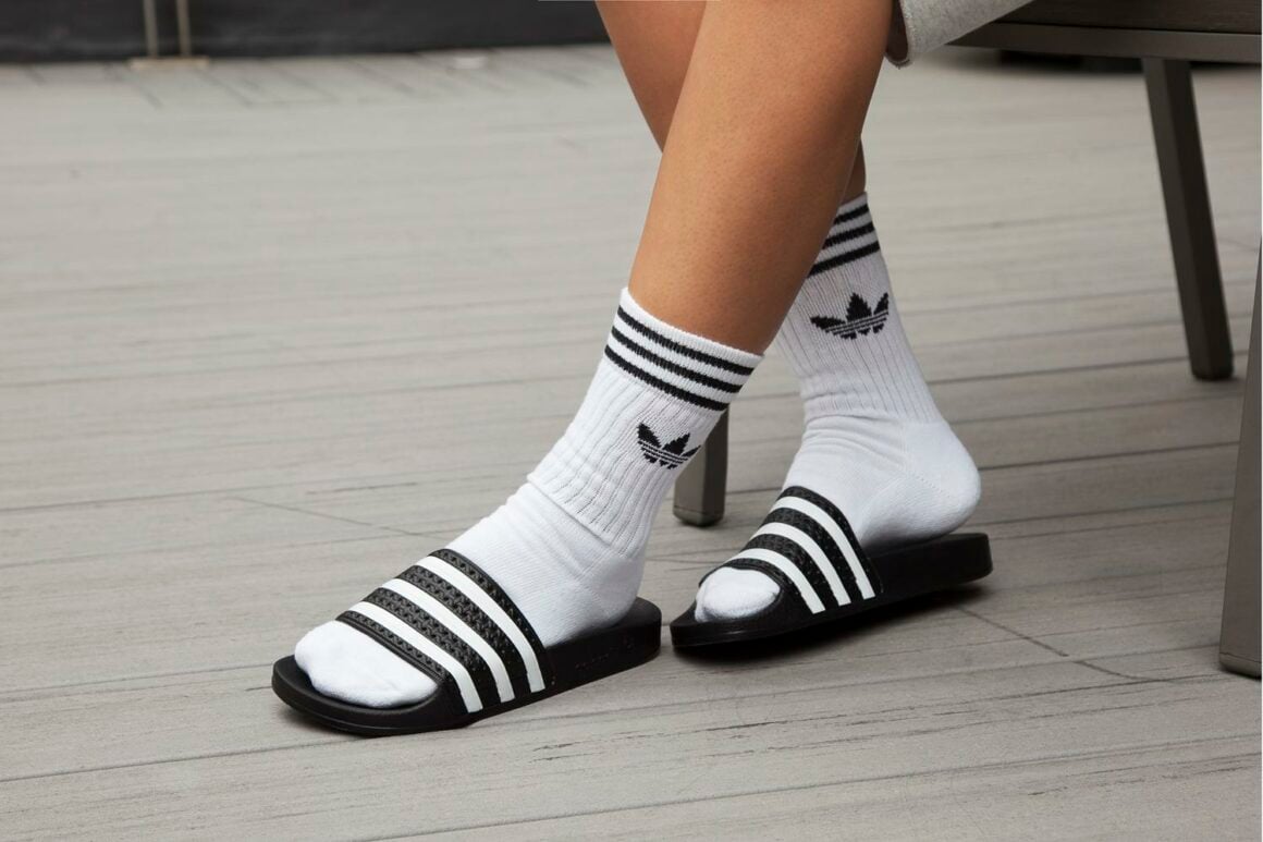 Adidas Adilette Blau Weiss 288022 On Feet Socken