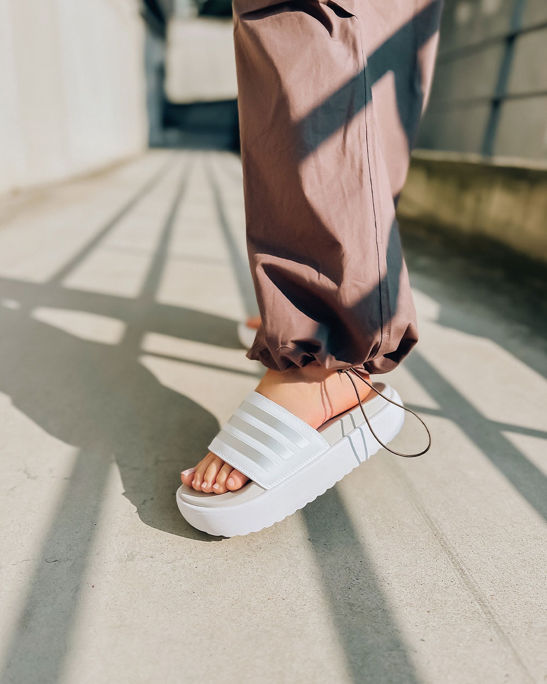 Adidas Adilette Platform Weiss SIlber IE9703 on Feet