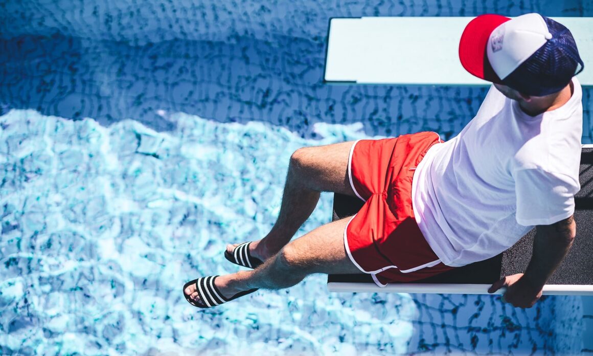 Adidas Adilette blau 288022 on Feet Pool Outfit