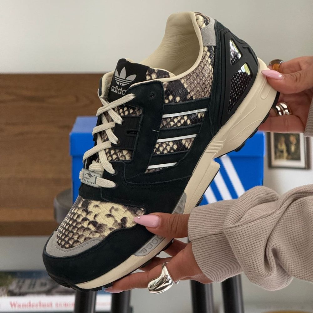 Adidas ZX 8000 Snakeskin KI1383 in Hand