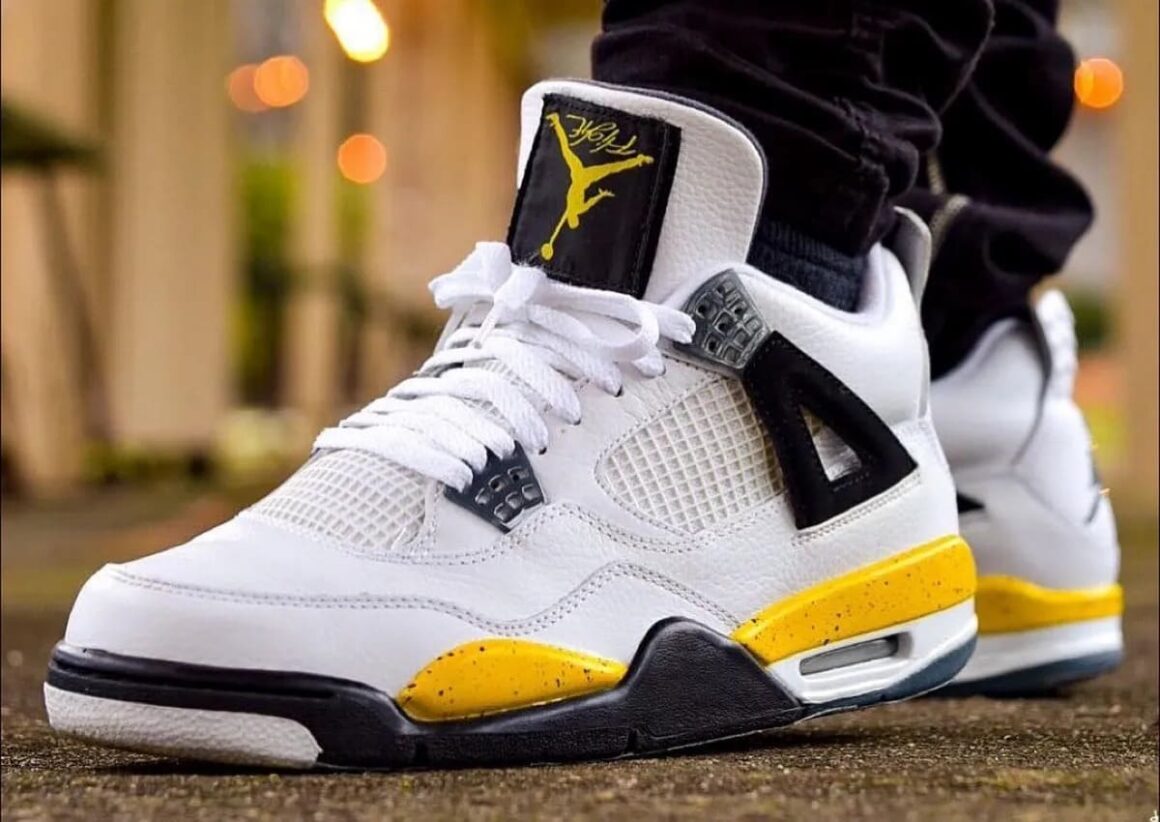 Air Jordan 4 „Tour Yellow“ 2006 Release On Feet