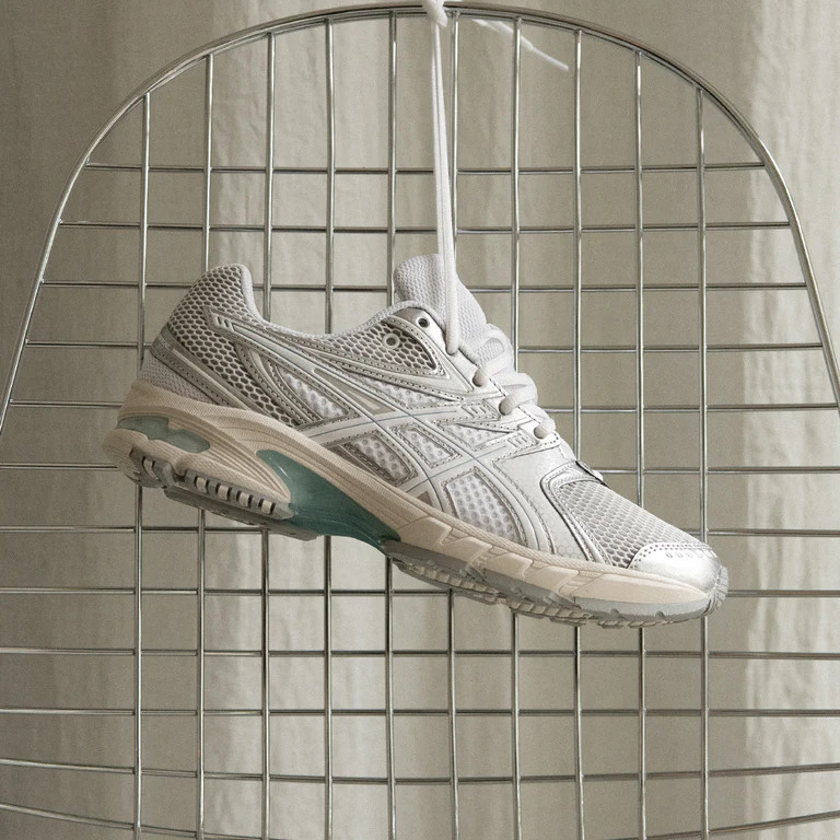 Asics-GEL-DS-Trainer-14-203A607-102-Lateral-Hanging