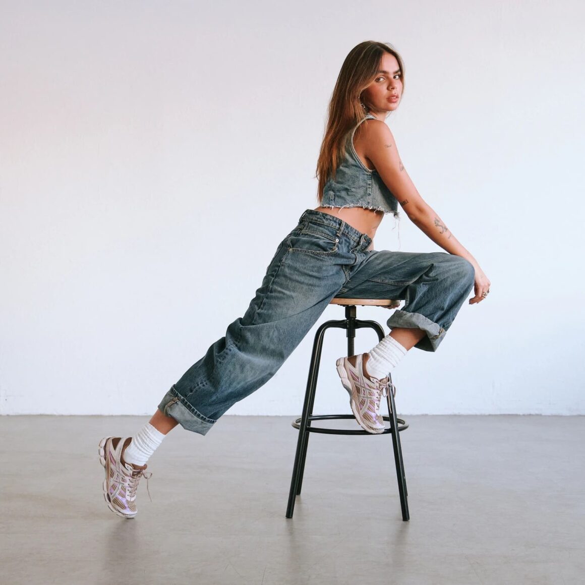 Asics-Gel-Cumulus-16-Lucid-Motion-1203A733.200-on-Feet-Girl