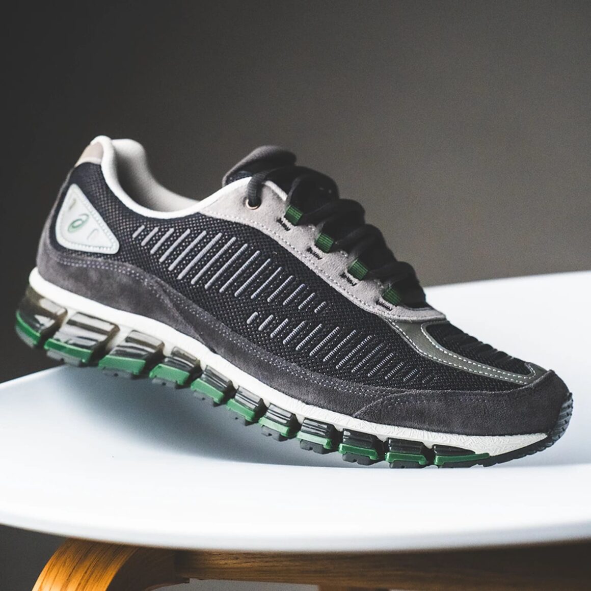 Asics-Gel-Quantum-360-I-AMP-1203A731-002-Lateral-on-chair