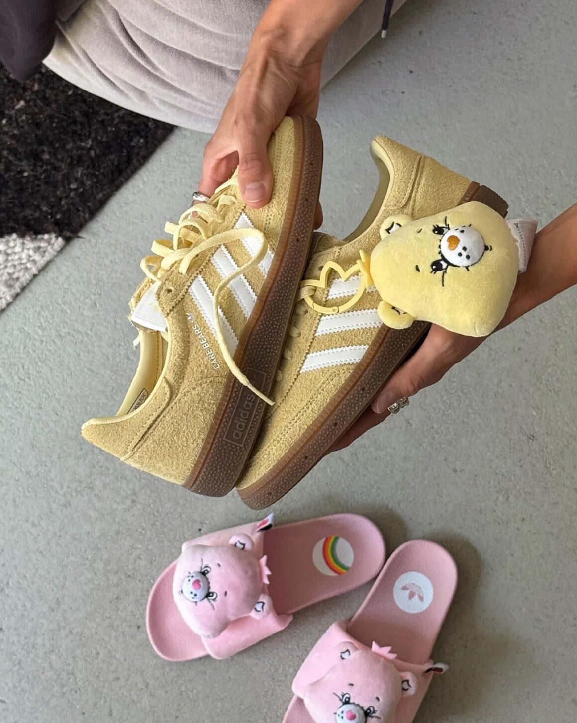 Care Bears x Adidas Handball Spezial KI5034 in Hand