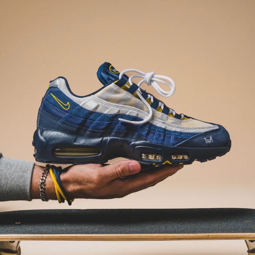 Eric Koston x Nike SB Air Max 95 Obsidian Speed Yellow HQ8492-400 in Hand