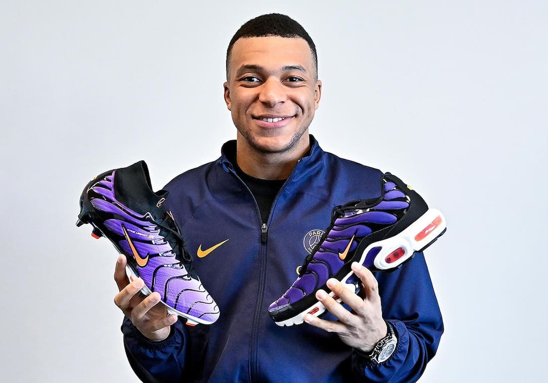 Kylian Mbappe Nike Mercurial Superfly 9 Voltage Purple FV4553-500 in Hands