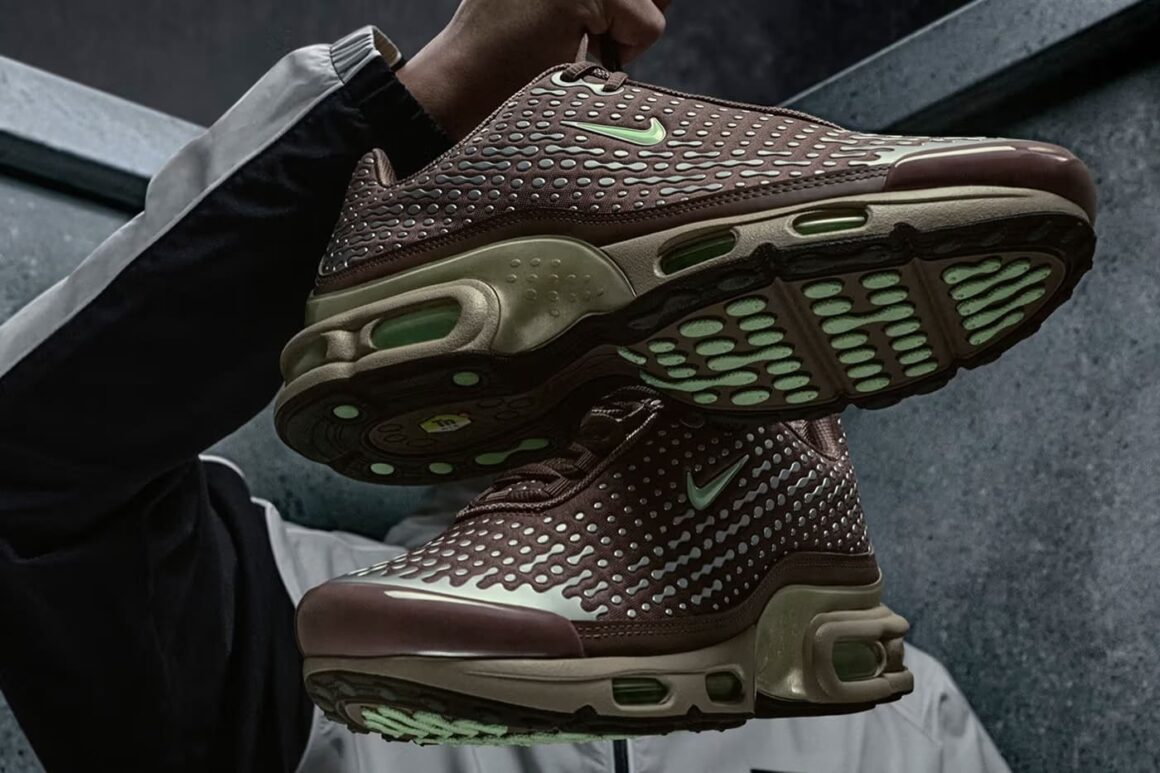 Kylian Mbappé x Nike Air Max Plus VII HQ2197-200 in Hands