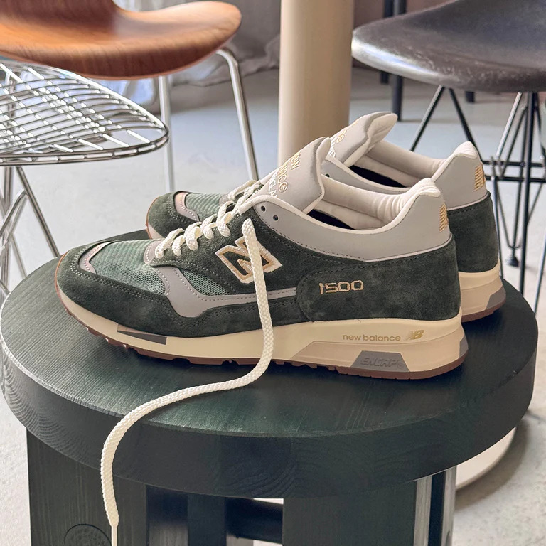 New Balance 1500 Mde in UK U1500SSP Kombu Green Sea Spray Harbor Mist on Table Lateral