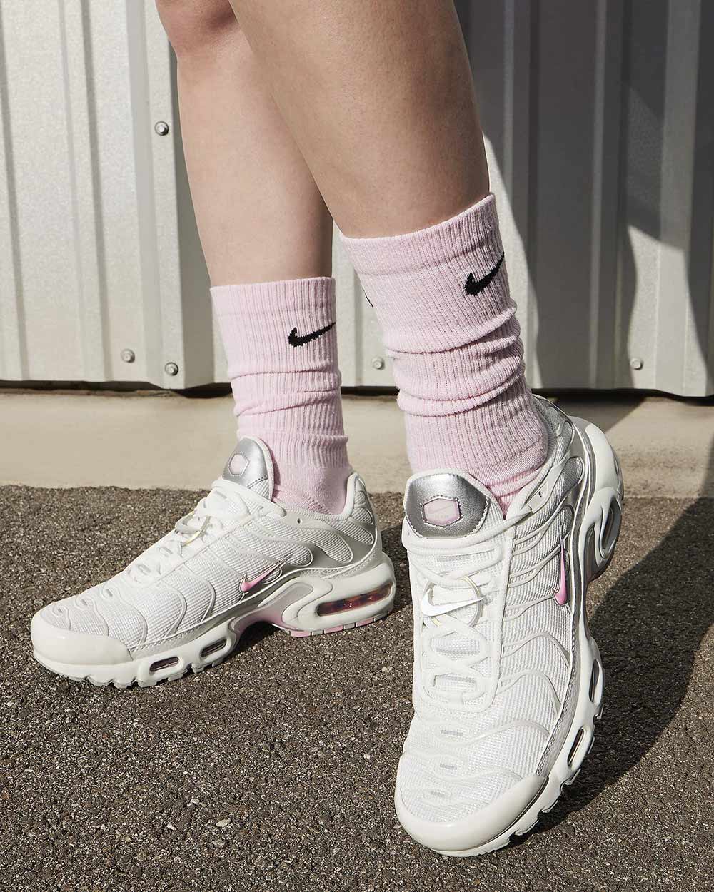 nike air force white low tumblr black people hair Weiss Pink HF0107-100 On Feet