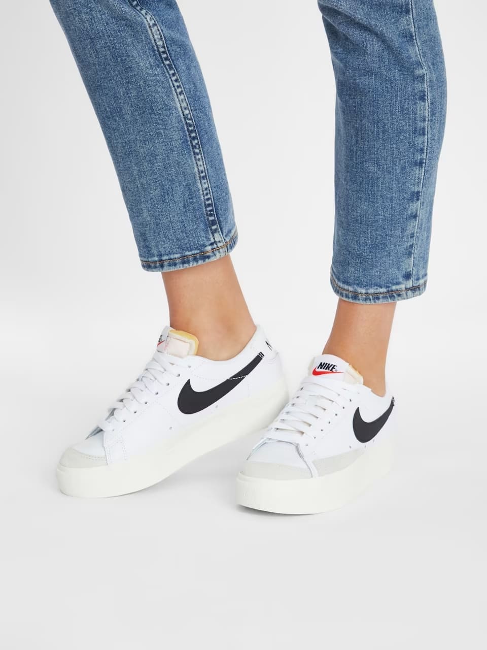 Nike Blazer Low Platform DJ0292-101 weiss on Feet