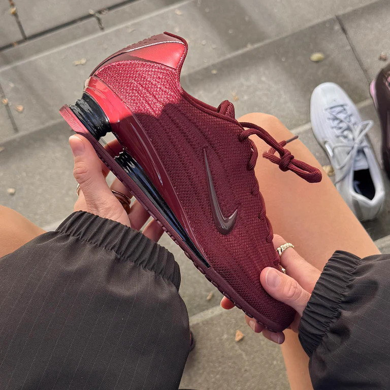 Nike Wmns Shox Z Dark Team Red HQ7540-600 in Hands