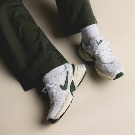 Nike Wmns V2K Run „Pine Green” FD0736-101 Titel On Feet