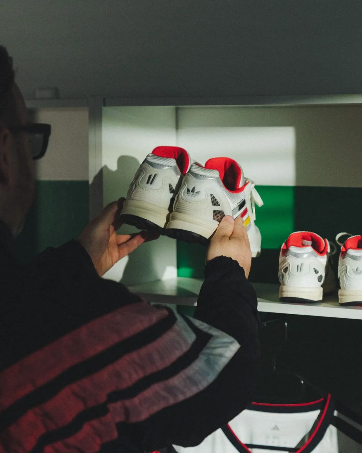 Overkill x adidas ZX 9000 Home KI5109 in Hand Heel Detail