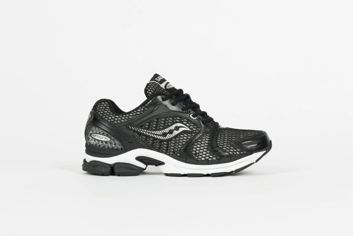 Saucony Progrid Triumph 4 White Black Lateral S70704-2