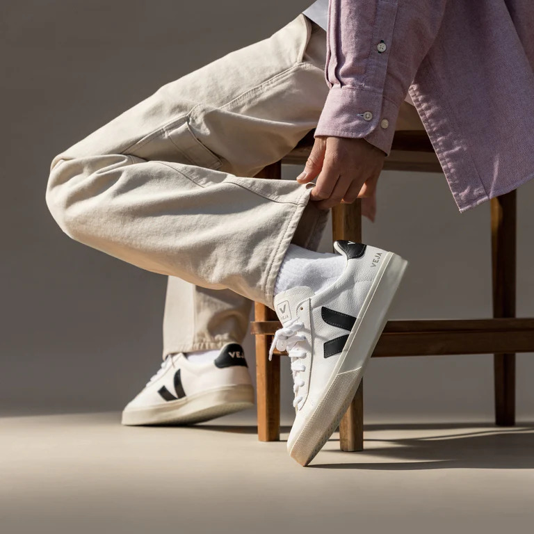 Veja-Campo-Chromfree-Leather-White-Black-CP051537-On-Feet