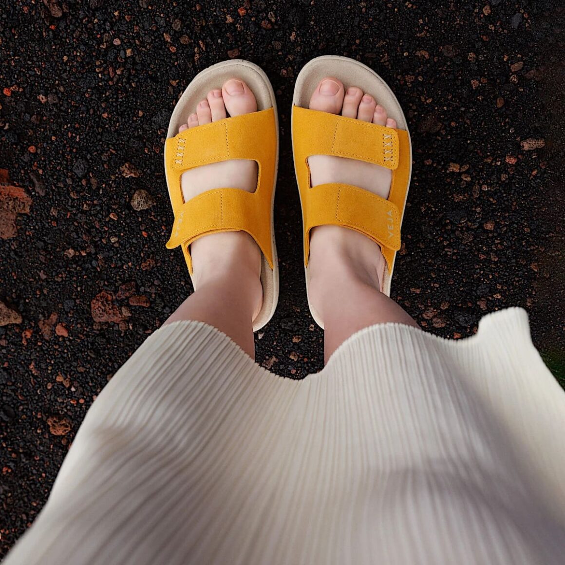 Veja Etna Suede SA3220671 Orange On Feet