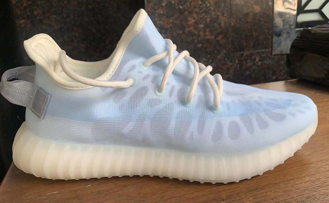 YEEZY BOOST 350 V2 MONO ICE GW2869 Release 2021