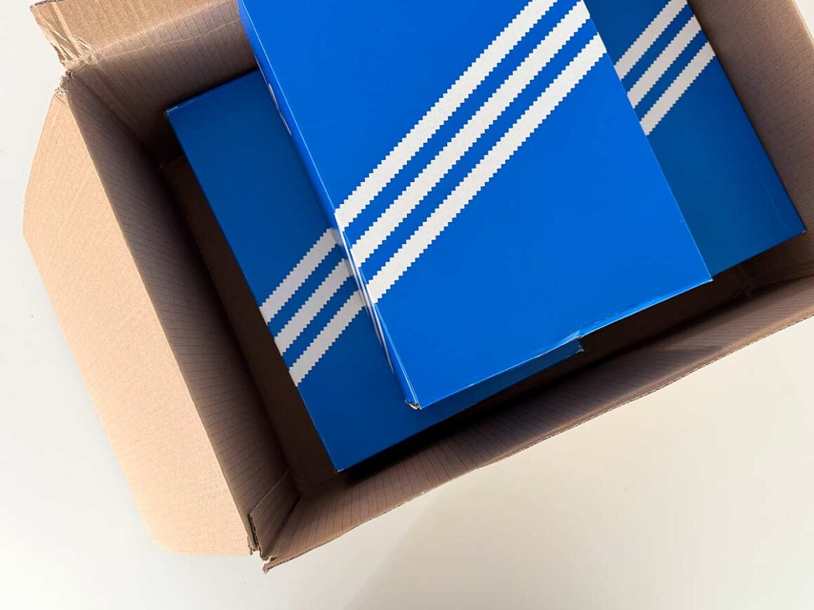 drei adidas schuhkartons im versandkarton