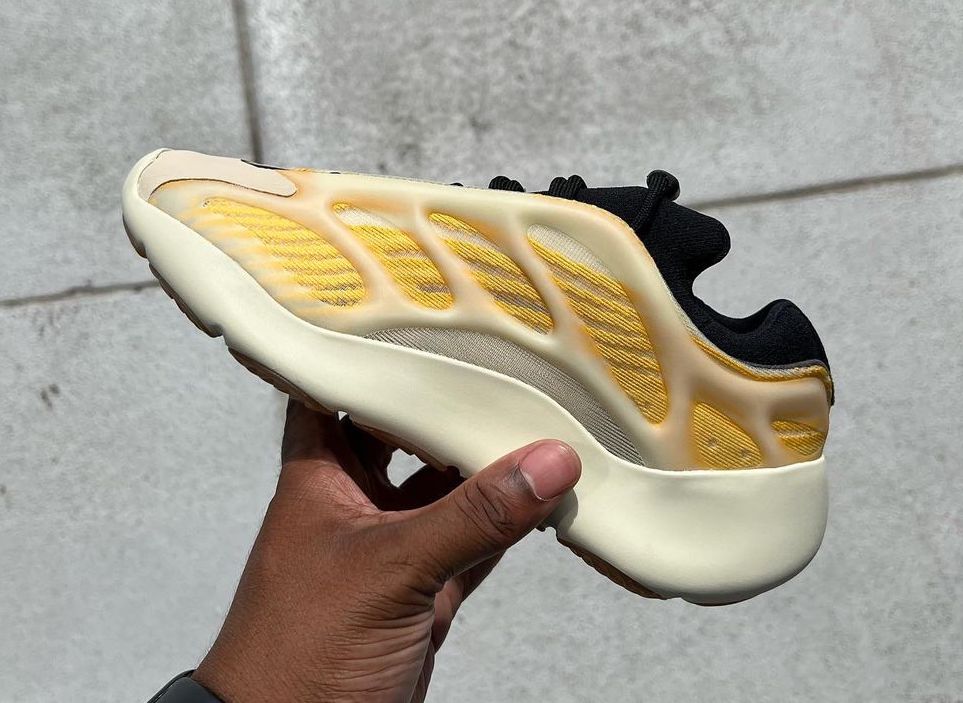 adidas Yeezy 700 v3 Mono Safflower HP5425