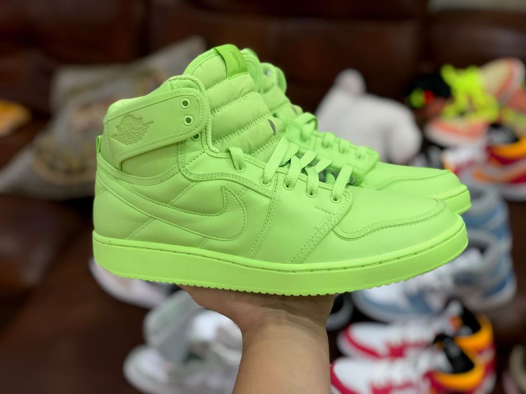 Billie Eilish x Air Jordan 1 KO in Hand