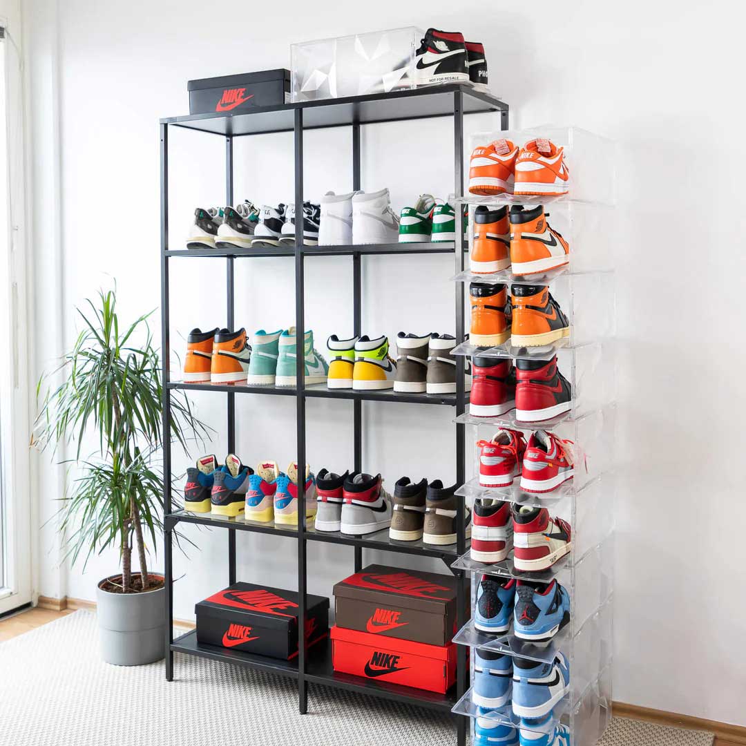 Sneaker Sammlung im Regal