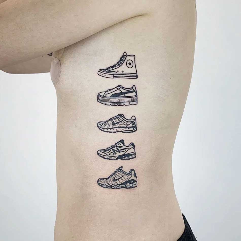 sneaker tattoo am körper