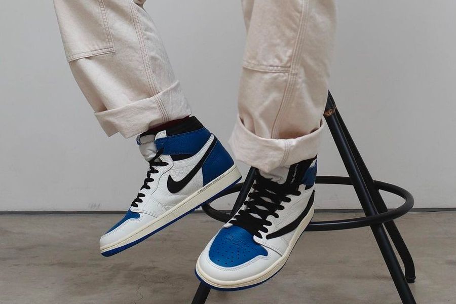 travis-scott-fragment-design-air-jordan-1-high-og-military-blue-on-foot-look-release-2021