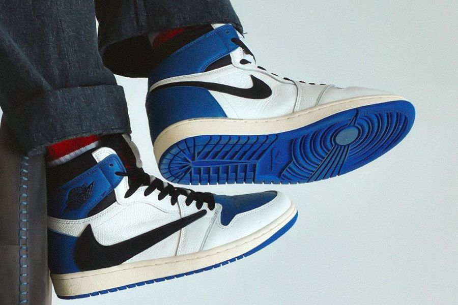 travis-scott-fragment-design-air-jordan-1-high-og-military-blue-on-foot-look-release